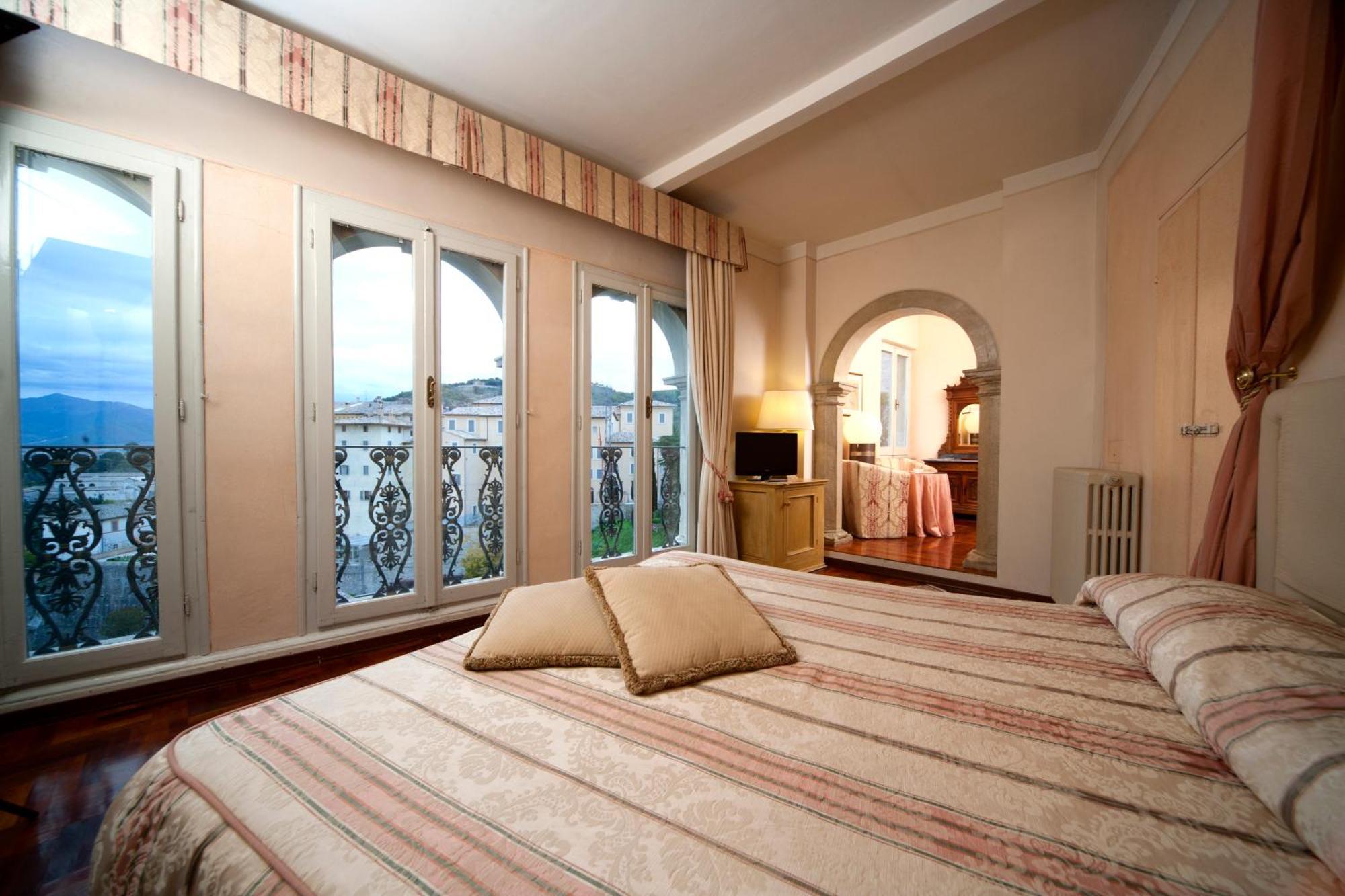 Palazzo Dragoni Hotell Spoleto Exteriör bild